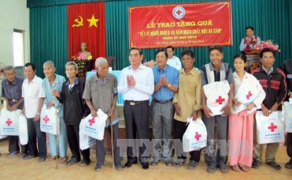 Đồng chí Lê Hồng Anh tặng quà hộ nghèo, nạn nhân chất độc da cam tỉnh Sóc Trăng 
