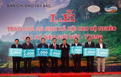 Chủ tịch nước Trương Tấn Sang trao quà cho hộ nghèo các xã biên giới 