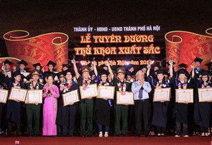 Hà Nội tiếp nhận 32 thủ khoa xuất sắc vào công chức không qua thi tuyển 