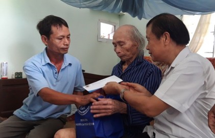 Trung ương Hội NCT Việt Nam tặng quà NCT khó khăn 2 tỉnh Ninh Bình và Nam Định
