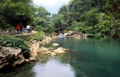 Người cao tuổi xã Trường Hà, huyện Hà Quảng, tỉnh Cao Bằng: Tích cực bảo vệ môi trường, giữ gìn Di tích Pác Bó
