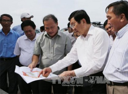 Chủ tịch nước Trương Tấn Sang kiểm tra thực địa vùng khô hạn tại Khánh Hòa 