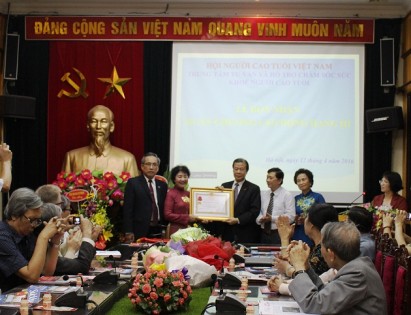 Trung tâm Tư vấn và Hỗ trợ chăm sóc sức khỏe người cao tuổi đón nhận Huân chương Lao động hạng Ba