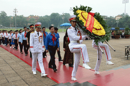 282 Cháu ngoan Bác Hồ báo công dâng Bác 