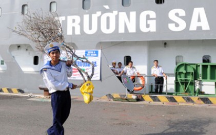 Chủ tịch nước tặng quà Tết cho cán bộ, chiến sĩ và nhân dân huyện đảo Trường Sa 