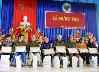 Khắp nơi mừng thọ người cao tuổi.