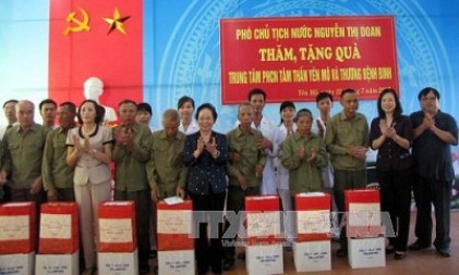 Phó Chủ tịch nước Nguyễn Thị Doan thăm, tặng quà người có công tỉnh Ninh Bình 
