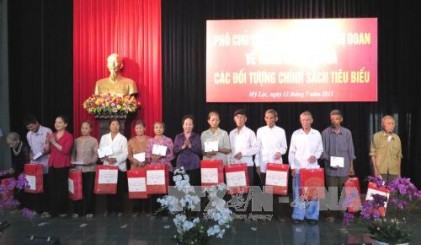 Phó Chủ tịch nước Nguyễn Thị Doan thăm, tặng quà người có công tại tỉnh Nam Định 
