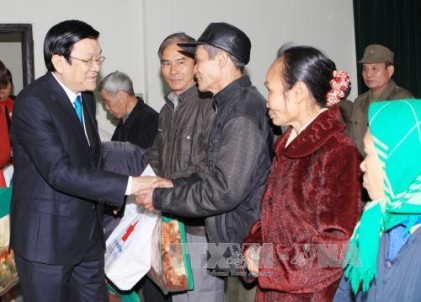 Chủ tịch nước Trương Tấn Sang thăm, tặng quà người nghèo và gia đình chính sách tại Hưng Yên, Hà Nam 