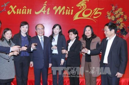 Chủ tịch Quốc hội Nguyễn Sinh Hùng chúc Tết đại biểu Quốc hội, cán bộ, nhân viên Văn phòng Quốc hội 