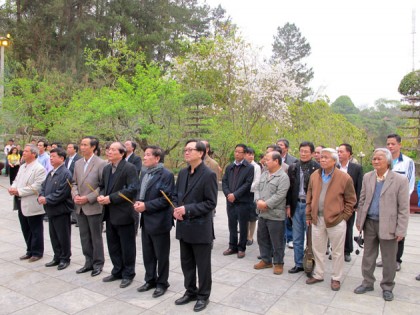 Dưới mầu hoa ban trắng