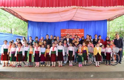 Trao tặng 100 chiếc xe đạp cho các học sinh nghèo vượt khó 
