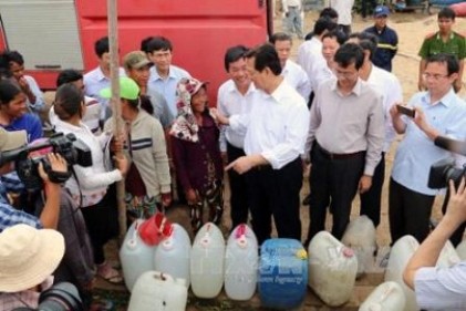 Thủ tướng Nguyễn Tấn Dũng thị sát công tác chống hạn tại Ninh Thuận 