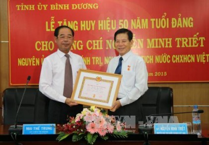 Nguyên Chủ tịch nước Nguyễn Minh Triết nhận Huy hiệu 50 năm tuổi Đảng 