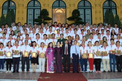 Phó Chủ tịch nước Nguyễn Thị Doan tiếp đoàn đại biểu người hiến máu tiêu biểu năm 2015 
