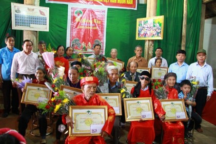 Khắp nơi mừng thọ, tặng quà người cao tuổi...