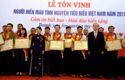 Tôn vinh 100 người hiến máu tiêu biểu Việt Nam năm 2015 