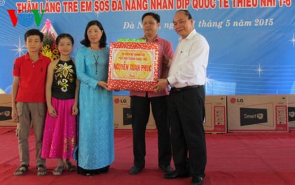 Phó Thủ tướng Nguyễn Xuân Phúc thăm, tặng quà Làng trẻ em SOS Đà Nẵng