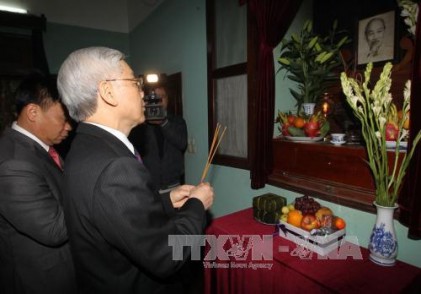 Tổng Bí thư Nguyễn Phú Trọng dâng hương tưởng niệm Bác Hồ