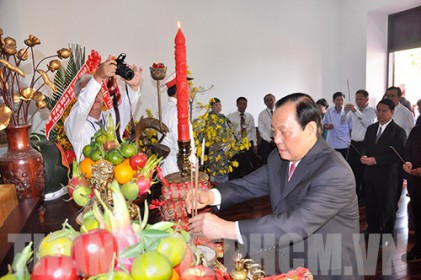 TP.Hồ Chí Minh: Dâng hương tưởng nhớ Chủ tịch Hồ Chí Minh và Chủ tịch Tôn Đức Thắng 