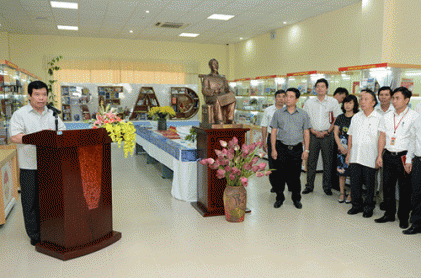 Khai mạc triển lãm sách, báo, tạp chí với chủ đề 'Báo chí chính trị vì sự nghiệp đổi mới' 