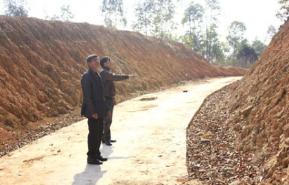 Người cao tuổi huyện Sơn Dương hiến đất làm đường