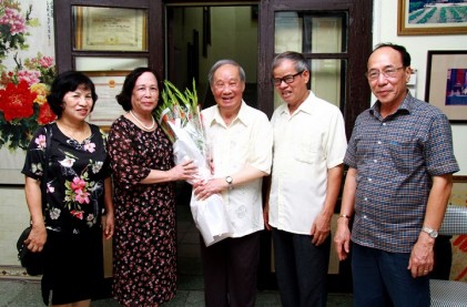 Chủ tịch Phạm Thị Hải Chuyền thăm, chúc mừng cụ Vũ Oanh, nguyên Ủy viên Bộ Chính trị, nguyên Chủ tịch Hội NCT Việt Nam: NCT nêu tấm gương sáng xây dựng và bảo vệ Tổ quốc