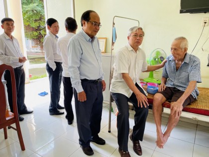 Thăm và tặng quà cho NCT mắc bệnh tâm thần ở Long An