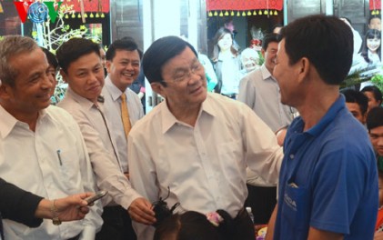 Chủ tịch nước Trương Tấn Sang thăm công nhân ăn Tết xa nhà tại tỉnh Long An 