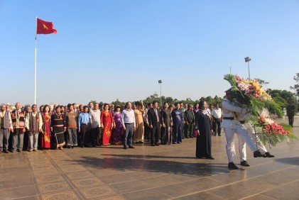 Đoàn đại biểu dự Hội nghị Tổng kết 10 năm thực hiện Quyết tâm thư  của Già làng các dân tộc khu vực Tây Nguyên dâng hoa, dâng hương tưởng niệm Chủ tịch Hồ Chí Minh tại Quảng trường Đại đoàn kết, thành phố Pleiku, tỉnh Gia Lai
