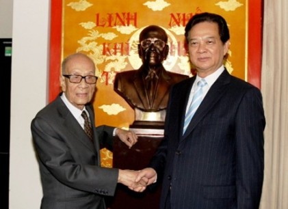 Thủ tướng Nguyễn Tấn Dũng mừng thọ Giáo sư, Anh hùng Lao động Vũ Khiêu