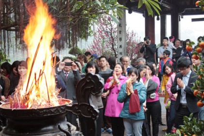 Đầu năm người người đi chùa cầu bình an