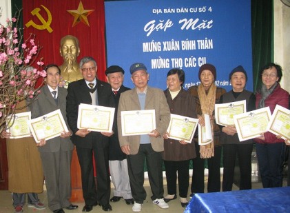 Phường Cống Vị tổ chức mừng thọ