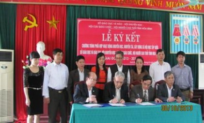 Hội NCT tỉnh Hòa Bình ký kết chương trình phối hợp thực hiện hoạt động khuyến học, khuyến tài, xây dựng xã hội học tập giai đoạn 2013 - 2015