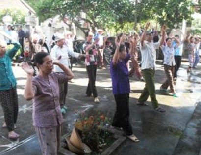 Câu lạc bộ Liên thế hệ tự giúp nhau dựa vào cộng đồng.