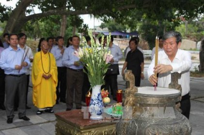 Đồng chí Đinh Thế Huynh dâng hoa, dâng hương tri ân các anh hùng liệt sỹ 