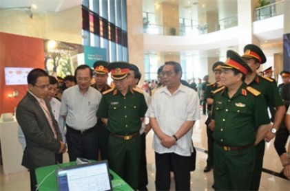Đồng chí Lê Hồng Anh thăm và làm việc tại Tập đoàn Viễn thông Quân đội 