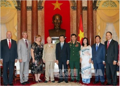 Chủ tịch nước Trương Tấn Sang tiếp nhà du hành vũ trụ Liên Xô Gorbatco 