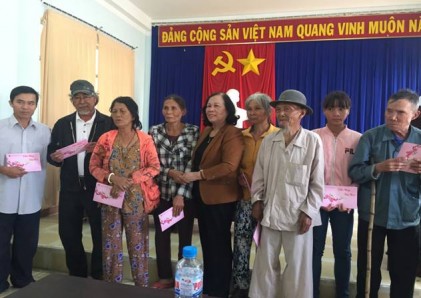 Đồng chí Phạm Thị Hải Chuyền, Ủy viên Đoàn Chủ tịch Ủy ban Trung ương Mặt trận Tổ quốc Việt Nam, Chủ tịch Hội NCT Việt Nam thăm, tặng quà hộ nghèo có hoàn cảnh đặc biệt khó khăn tại tỉnh Phú Yên