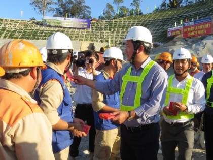 Bộ trưởng Đinh La Thăng thăm, chúc Tết các đơn vị thi công hầm đèo Cả 