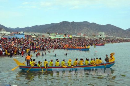 Ngư dân Ninh Thuận khai hội đua thuyền rồng mở lạch ra khơi đầu Xuân 