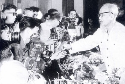 Nhân kỷ niệm 91 năm Ngày Báo chí cách mạng Việt Nam (21/6/1925 - 21/6/2016) <P>Học tập và làm theo đạo đức Bác Hồ để là người cầm bút chân chính