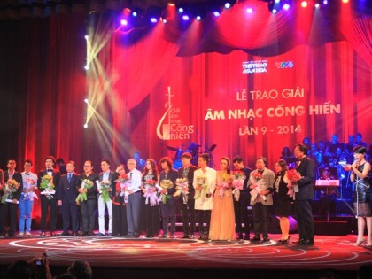 Ca sĩ Tùng Dương dành cú đúp tại Lễ trao giải Âm nhạc cống hiến lần thứ 9 