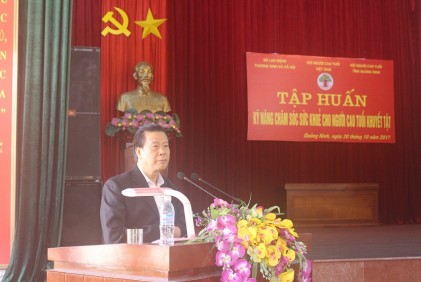 Trung ương Hội NCT Việt Nam: Tập huấn kỹ năng chăm sóc sức khỏe NCT khuyết tật cho cán bộ Hội NCT tỉnh Quảng Ninh; tặng quà NCT nhân “Tháng hành động vì NCT Việt Nam” năm 2017