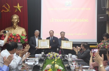 Trung ương Hội NCT Việt Nam: Trao tặng Huy hiệu 40 năm tuổi Đảng và học tập, quán triệt Nghị quyết Trung ương 10 Ban Chấp hành Trung ương khóa XII; nghe giới thiệu một số giải pháp ứng phó với Già hóa dân số 