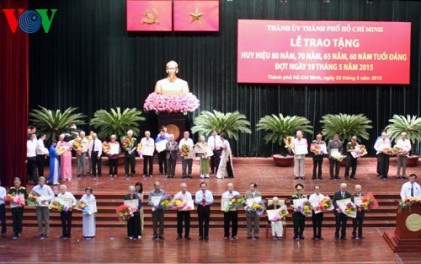 Thành phố Hồ Chí Minh trao Huy hiệu Đảng tặng 250 đảng viên cao tuổi Đảng 