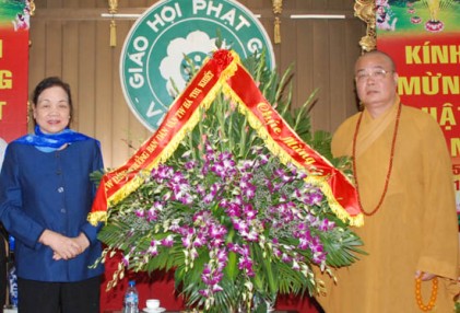 Đồng chí Hà Thị Khiết chúc mừng Giáo hội Phật giáo Việt Nam nhân lễ Phật Đản 2015 