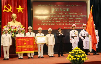 Đẩy mạnh thực hiện tuyên truyền, phổ biến và thi đua cùng các điển hình tiên tiến