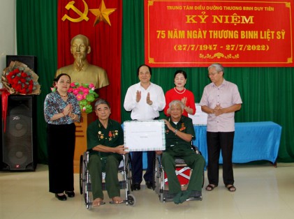 Trung ương Hội NCT Việt Nam thăm, tặng quà Trung tâm Điều dưỡng Thương binh tại Hà Nam, Ninh Bình 