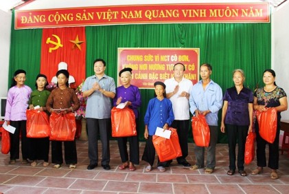 Hướng tới “Tháng hành động vì NCT Việt Nam” năm 2016:<P>Phó Chủ tịch Trung ương Hội NCT Việt Nam Ngô Trọng Vịnh thăm, tặng quà NCT tỉnh Lạng Sơn 